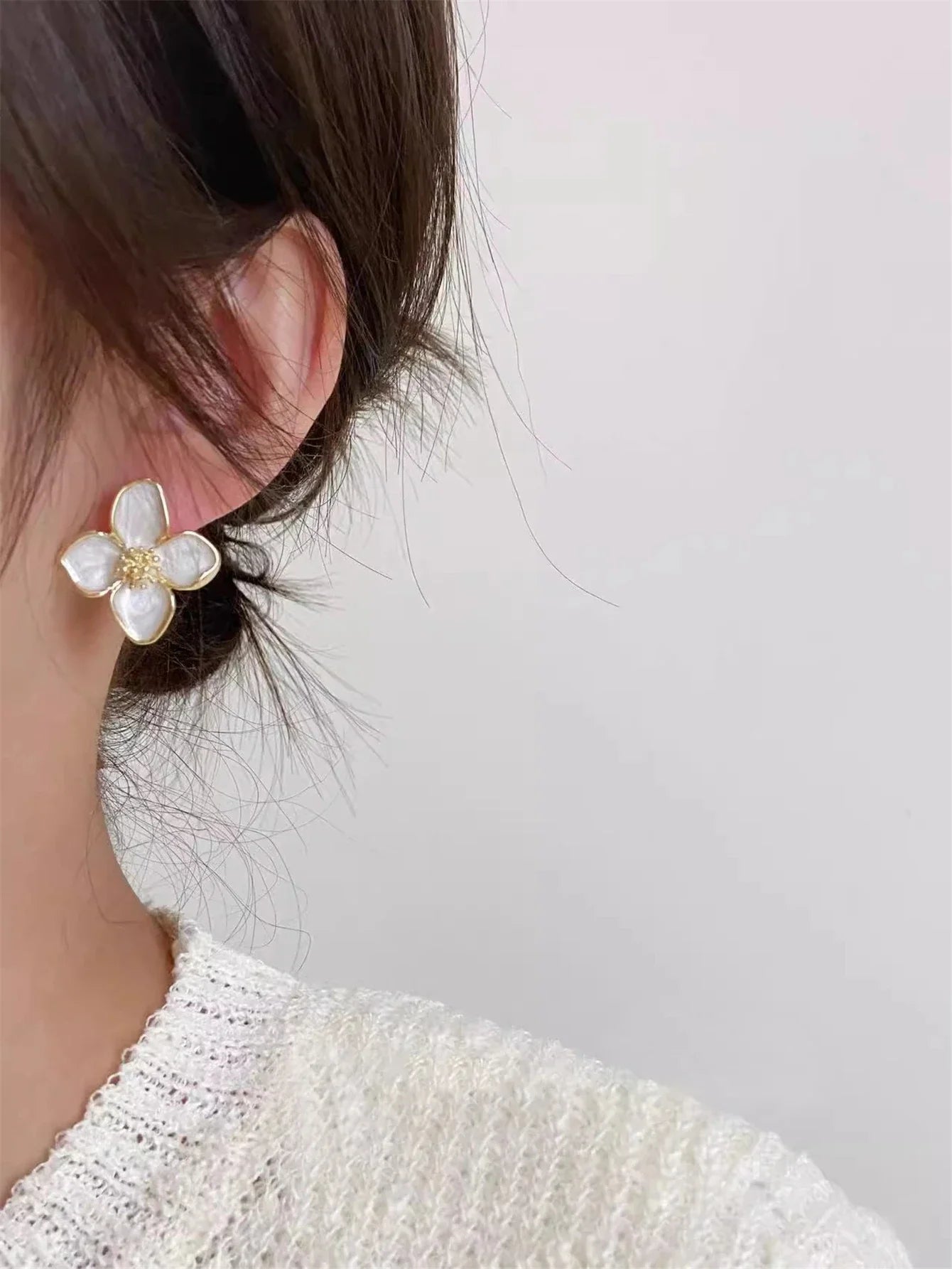 White Color Dripping Oil Flower Stud Earrings for Women Four-petal Gold Electroplating Ear Stud New Trendy Girls Vintage Jewelry